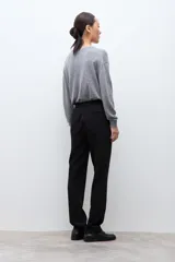 Pantalón de vestir de corte recto y estilo sastrero, con diseño clásico y acabado limpio.