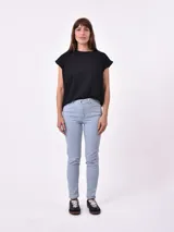 Jean de mujer, modelo Cadiz, tiro alto, corte skinny, color azul oscuro desgastado.