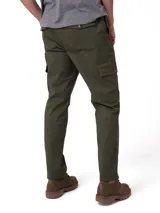 Pantalon cargo de corte ajustado en color verde militar. Presenta bolsillos laterales tipo cargo con solapa, bolsillos frontales y traseros, cierre de cremallera con botón y cintura con elástico interior para mayor comodidad.