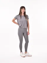 Remera deportiva de manga corta en color durazno, con cuello redondo y diseño de corte recto.