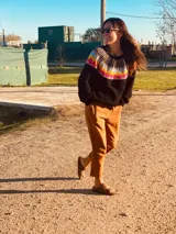 Sweater de punto grueso color negro con diseño geométrico multicolor en el pecho y cuello. Tejido a mano.