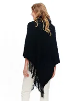 Poncho tejido negro con textura, cuello alto de velour negro y terminación con flecos largos en el ruedo.