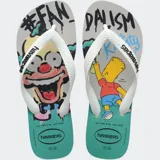 Ojotas Havaianas con base celeste y tiras negras. La plantilla izquierda presenta un estampado de una lata de Duff Beer, un control remoto y una dona rosa. La plantilla derecha presenta un estampado de Homer Simpson.