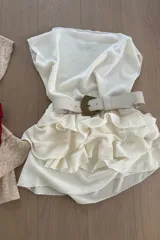 Minifalda amarilla con textura arrugada y volados en capas.