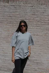 Remera gris de manga corta, corte oversize y cuello redondo.