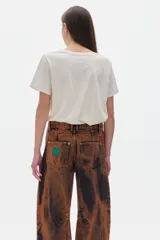 Remera negra de algodón con cuello redondo, manga corta y calce oversized. Estampado frontal con dos tigres blancos y texto azul "Armonía".