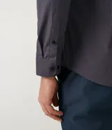 Camisa de vestir para hombre de manga larga, con estampa cuadrillé vichy en tonos oscuros, cuello clásico y cierre frontal de botones.