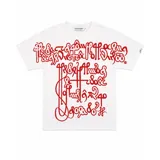 Remera blanca de corte regular con estampado frontal de gran tamaño en color rojo, con diseño de caligrafía abstracta. Confeccionada en algodón de alto gramaje, cuenta con cuello reforzado y grifa de la marca en la manga.
