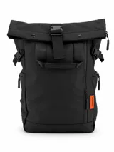 Mochila de viaje color negro con diseño roll-top, cierre de hebilla frontal, múltiples bolsillos con cierre y asas superiores.