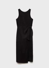 Vestido midi de tejido fluido con cuello escotado y tirantes anchos. Presenta un diseño entallado con detalle de nudo lateral en la cintura.