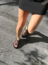 Sandalias de cuero color chocolate con plataforma track y aberturas decorativas.