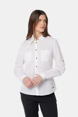 Camisa de lino color verde menta, de manga larga con botones personalizados, cuello camisero, dos bolsillos frontales en el pecho y presilla en la manga.