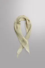 Bandana triangular amarilla de ramio y algodón con detalles de bordados a tono.
