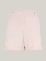 Short color rosa claro, de corte amplio, con dos bolsillos laterales y dos bolsillos traseros de ojal.