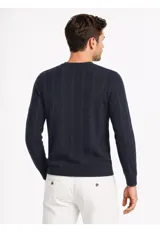 Sweater de punto color beige, de cuello redondo y manga larga, con diseño texturizado de rayas verticales sutiles.