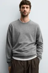 Jersey de punto de cashmere con corte regular fit, cuello redondo y manga larga. Presenta acabados en rib en puños y ruedo.