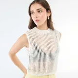 Top sin mangas de tejido crochet con cuello redondo y diseño de red, en color blanco.