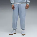Pantalón de jogging Puma con efecto lavado, color celeste, de corte holgado con puños elásticos en los tobillos y logo de la marca bordado en la cadera.