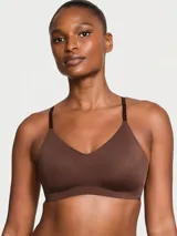 Bralette marrón con escote en V, sin aros y con relleno fijo. Presenta tirantes ajustables con el logo estampado y tecnología de soporte de silicona en la banda.