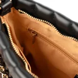 Bandolera negra de cuero sintético con diseño acolchado rectangular y costuras a tono. Tiene acceso con cierre, un bolsillo interno con cierre y otro abierto. La correa es regulable y los herrajes son dorados.