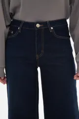 Pantalón jean negro de corte ancho.