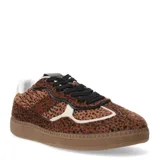 Championes de mujer con capellada texturada de pelo sintético con estampado de leopardo. Presentan cordones negros, detalles laterales en material sintético blanco y suela de goma color caramelo.