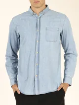 Camisa de manga larga estilo denim, confeccionada en algodón, con corte slim fit, cuello button-down y bolsillo frontal.