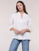 Camisa holgada de satén color beige, con cuello mao, escote en V y mangas 3/4.