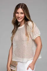 Remera calada color crudo con detalles en lurex y mangas cortas.