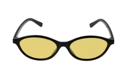 Lentes de sol con montura negra y lentes amarillas.