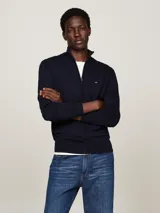 Sweater azul marino de Tommy Hilfiger con cuello perkins, cierre de cremallera, logo bordado en el pecho y puños y bajo de punto canalé.