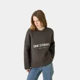 Sweater de punto color marrón oscuro, de manga larga y corte oversize, con cuello redondo y el logotipo de la marca estampado en el pecho en tono claro.