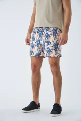 Short de baño con estampado de hojas lineales en tono rosado, cuenta con cintura elástica ajustable mediante cordón, bolsillos laterales y un bolsillo trasero. Incluye suspensor interno y logo bordado.