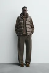 Sudadera tipo hoodie de corte regular, confeccionada en tejido de algodón ligero. Presenta cuello con capucha, manga larga y terminaciones en rib en puños y ruedo. Posee un acabado de aspecto lavado con tintado especial.