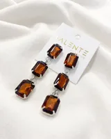 Aros colgantes con tres gemas rectangulares color ámbar engarzadas en metal plateado.