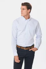 Camisa celeste de manga larga con cuello abotonado, bolsillo en el pecho y corte clásico.