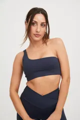 Top deportivo azul marino, de corte asimétrico con un solo tirante ancho, escote medio y elástico en el contorno superior.