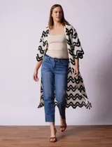 Cardigan largo de crochet color crudo con diseño de ondas en negro.