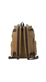 Mochila de tela canvas color marrón con detalles en cuero sintético. Cuenta con tapa superior con correas ajustables, cierre tipo marinero, múltiples bolsillos externos con cierre y compartimento para laptop.