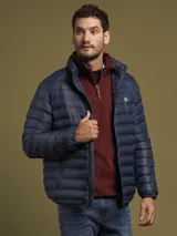 Campera puffer azul marino con cierre frontal y cuello alto.