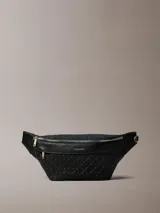 Riñonera Calvin Klein de poliuretano color negro, con diseño de monograma grabado en relieve, cierre superior de cremallera, bolsillo frontal con cremallera y correa ajustable.
