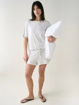 Short de tejido rib color gris melange, con cintura elastizada y cordón ajustable con moño frontal.