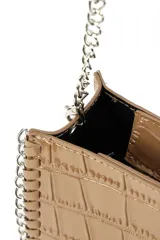 Bandolera color bordó con textura símil cocodrilo, cierre superior y cadena metálica plateada como correa y detalle en los bordes.