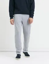 Pantalón jogging de corte recto, confeccionado en tejido circular con cintura elástica y cordón ajustable al tono. Presenta bolsillos laterales tipo parche.