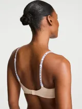 Sujetador inalámbrico y sin costuras de Victoria's Secret, modelo CoolBra Lightly Lined Wireless Plunge en color marzipan. Cuenta con escote pronunciado, relleno transpirable ligeramente forrado y tirantes ajustables con detalle del logotipo de la marca.