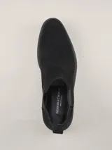 Bota Chelsea de gamuza gris con elásticos laterales, suela de goma marrón y tirador trasero.