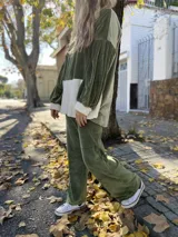 Pantalones de jogging de plush, uno con estampado animal print, otro negro y otro gris. Todos con cintura elastizada y cordón ajustable.