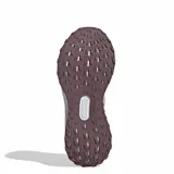 Championes de running Adidas Ultra Run 5 TR W para mujer, diseñados para terrenos mixtos. Presentan una combinación de colores beige, crema y detalles en violeta oscuro. Cuentan con tecnología de amortiguación Bounce en la mediasuela, suela Adiwear para mayor tracción y un acabado repelente al agua en el exterior.