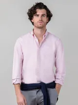 Camisa de hombre a rayas verticales rosas y blancas, de corte regular fit, con cuello button-down, cierre con botones y manga larga terminada en puño simple.