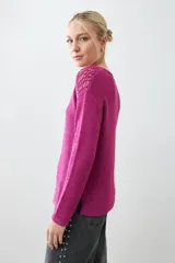 Sweater fucsia de tejido de punto con detalle de cinta calada en el canesú.